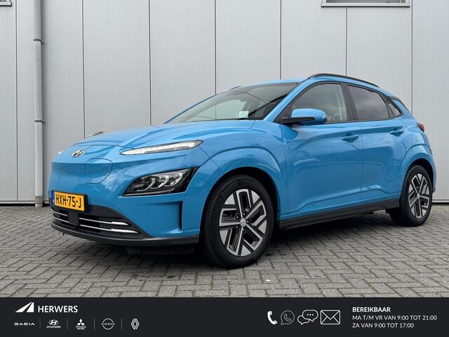 Hyundai Kona EV Premium Sky 64 kWh 3-Fase / SOH 100% / Dealer onderhouden / Facelift model / Schuifkanteldak / Leder / WLTP 484 km / Warmtepomp / Stoelventilatie en verwarming / HUD / Apple Carplay of Android auto / Led koplampen