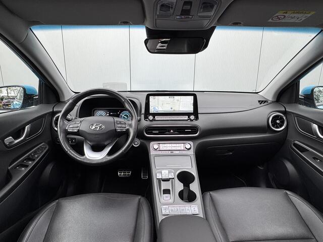 Hyundai Kona EV Premium Sky 64 kWh 3-Fase / SOH 100% / Dealer onderhouden / Facelift model / Schuifkanteldak / Leder / WLTP 484 km / Warmtepomp / Stoelventilatie en verwarming / HUD / Apple Carplay of Android auto / Led koplampen