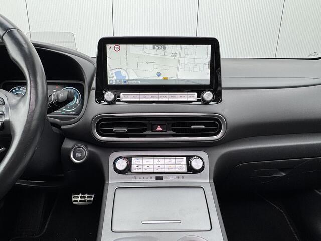 Hyundai Kona EV Premium Sky 64 kWh 3-Fase / SOH 100% / Dealer onderhouden / Facelift model / Schuifkanteldak / Leder / WLTP 484 km / Warmtepomp / Stoelventilatie en verwarming / HUD / Apple Carplay of Android auto / Led koplampen