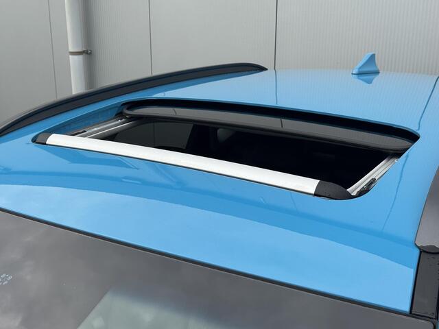 Hyundai Kona EV Premium Sky 64 kWh 3-Fase / SOH 100% / Dealer onderhouden / Facelift model / Schuifkanteldak / Leder / WLTP 484 km / Warmtepomp / Stoelventilatie en verwarming / HUD / Apple Carplay of Android auto / Led koplampen