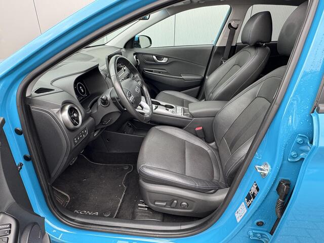 Hyundai Kona EV Premium Sky 64 kWh 3-Fase / SOH 100% / Dealer onderhouden / Facelift model / Schuifkanteldak / Leder / WLTP 484 km / Warmtepomp / Stoelventilatie en verwarming / HUD / Apple Carplay of Android auto / Led koplampen