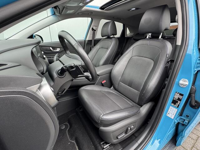 Hyundai Kona EV Premium Sky 64 kWh 3-Fase / SOH 100% / Dealer onderhouden / Facelift model / Schuifkanteldak / Leder / WLTP 484 km / Warmtepomp / Stoelventilatie en verwarming / HUD / Apple Carplay of Android auto / Led koplampen