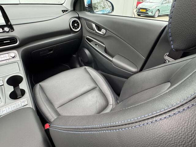 Hyundai Kona EV Premium Sky 64 kWh 3-Fase / SOH 100% / Dealer onderhouden / Facelift model / Schuifkanteldak / Leder / WLTP 484 km / Warmtepomp / Stoelventilatie en verwarming / HUD / Apple Carplay of Android auto / Led koplampen