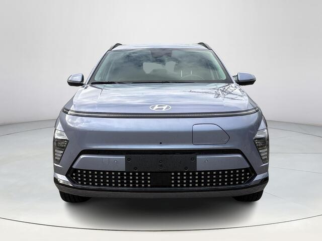 Hyundai Kona Electric Premium 65.4 kWh | Elektrische stoelen | Stoelgeheugen | Stoel/stuurverwarming | Stoelverkoeling | 2e zit-rij stoelverwarming | Lederen bekleding | 360* camera | Adaptive cruisecontrol | Active lane-keeping |