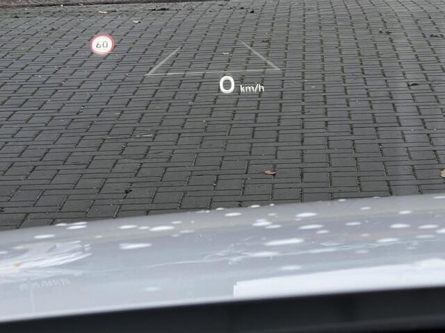 Hyundai Kona Electric Premium 65.4 kWh Automaat / Dealer onderhouden / NL auto / Leder / Afneembare trekhaak 750 kg / Stoelventilatie / Stuur-, stoel- en achterbankverwarming / 19" LM wielen /