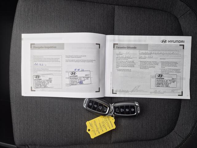 Hyundai Kona EV Comfort Smart 64 kWh Automaat / Accu SOH 98% / Dealer onderhouden / WLTP bereik 484 km bereik stad 660 km / Fabrieksgarantie tot 08-2026 / Stuur-, en Stoel verwarming / Achteruitrijcamera / Apple Carplay Android Auto / Warmtepomp /