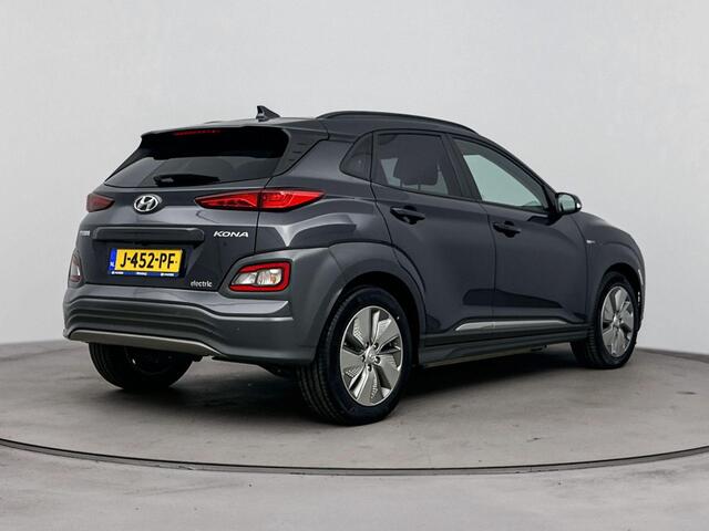 Hyundai Kona EV Premium 64 kWh | Stoel verwarming en ventilatie | Navigatie en Apple Carplay Android auto | Stuurwiel verwarming | Soh 96,8% |