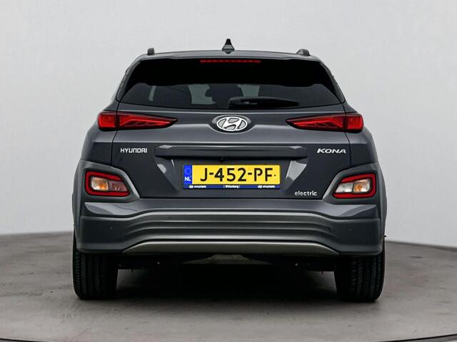Hyundai Kona EV Premium 64 kWh | Stoel verwarming en ventilatie | Navigatie en Apple Carplay Android auto | Stuurwiel verwarming | Soh 96,8% |