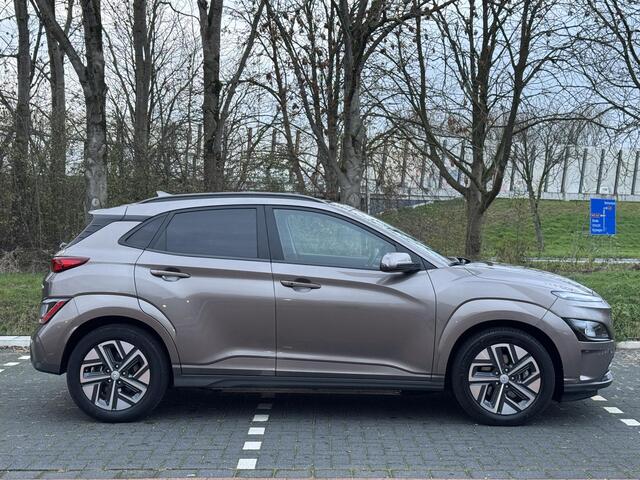 Hyundai Kona EV Fashion 64 kWh | 3-Fase OBC lader | Adaptieve cruisecontrol | Grootscherm Navigatie | Achteruitrijcamera | Apple Carplay & Android Auto | Head-up display |
