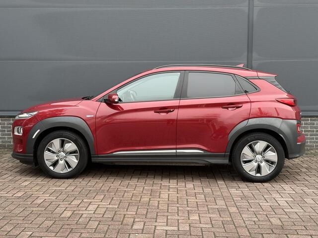 Hyundai Kona EV Fashion Design 64 kWh / Eerste Eigenaar / Dealer Onderhouden / Trekhaak / SOH 100% / Head-Up Display / Adaptive Cruise / Stoel Verwarming / Achteruitrij Camera / Keyless /