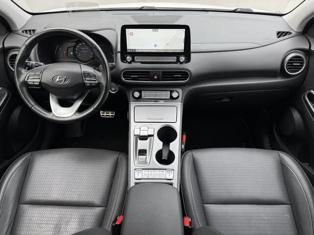 Hyundai Kona EV Premium 64 kWh Automaat / Accu SoH 98,8% / HUD / Adaptieve CC / Elektr. stoelen / Stoelventilatie / Stuur-, stoel- en achterbankverwaming / Apple Carplay Android / Navigatie / Dode Hoek /