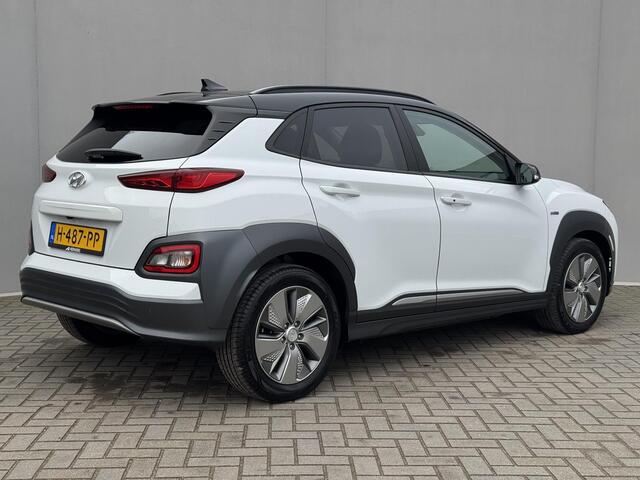 Hyundai Kona EV Premium 64 kWh Automaat / Accu SoH 98,8% / HUD / Adaptieve CC / Elektr. stoelen / Stoelventilatie / Stuur-, stoel- en achterbankverwaming / Apple Carplay Android / Navigatie / Dode Hoek /