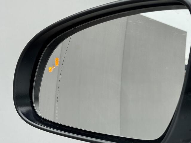 Hyundai Kona EV Premium 64 kWh Automaat / Accu SoH 98,8% / HUD / Adaptieve CC / Elektr. stoelen / Stoelventilatie / Stuur-, stoel- en achterbankverwaming / Apple Carplay Android / Navigatie / Dode Hoek /