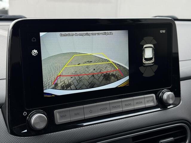 Hyundai Kona EV Premium 64 kWh Automaat / Accu SoH 98,8% / HUD / Adaptieve CC / Elektr. stoelen / Stoelventilatie / Stuur-, stoel- en achterbankverwaming / Apple Carplay Android / Navigatie / Dode Hoek /