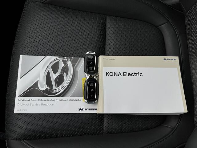 Hyundai Kona EV Premium 64 kWh Automaat / Accu SoH 98,8% / HUD / Adaptieve CC / Elektr. stoelen / Stoelventilatie / Stuur-, stoel- en achterbankverwaming / Apple Carplay Android / Navigatie / Dode Hoek /