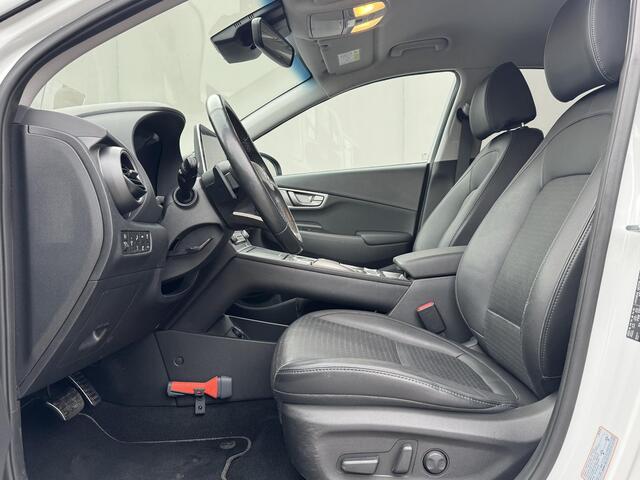 Hyundai Kona EV Premium 64 kWh Automaat / Accu SoH 98,8% / HUD / Adaptieve CC / Elektr. stoelen / Stoelventilatie / Stuur-, stoel- en achterbankverwaming / Apple Carplay Android / Navigatie / Dode Hoek /