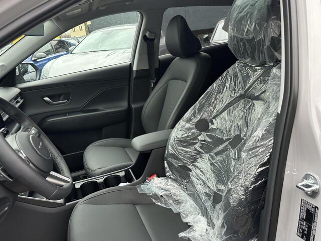 Hyundai Kona 1.6 GDI HEV Premium Sky VAN: 44.300,- VOOR: 35.877,- UW EINDEJAARSVOORDEEL: 8.413,- euro NIEUWE AUTO MET REGISTRATIE | VOLLE AUTO!