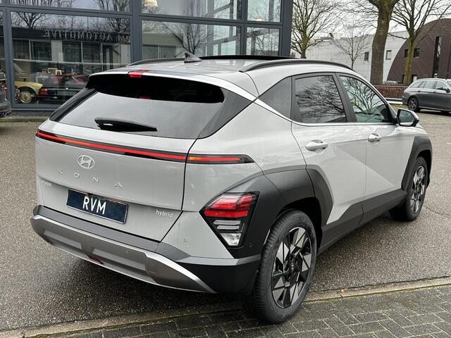 Hyundai Kona 1.6 GDI HEV Premium Sky VAN: 44.300,- VOOR: 35.877,- UW EINDEJAARSVOORDEEL: 8.413,- euro NIEUWE AUTO MET REGISTRATIE | VOLLE AUTO!