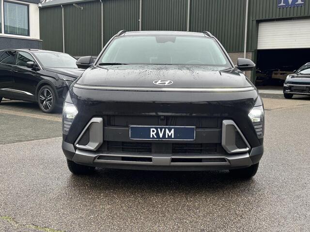 Hyundai Kona 1.6 GDI HEV Premium Sky VAN: 44.300,- VOOR: 35.877,- UW EINDEJAARSVOORDEEL: 8.413,- euro FULL HYBRID | NIEUWE AUTO MET REGISTRATIE | VOLLE AUTO! | FABR GARANTIE T/M 12-2029