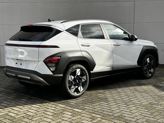 Hyundai Kona 1.6 GDI HEV Comfort Smart / ¤ 3.000,- Voordeel Op Nieuwprijs / Rijklaarprijs / Direct Leverbaar /Modeljaar 2026 / Navigatie / 18" LMV / Adaptieve Cruise Control / Parkeersensoren voor en achter /