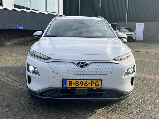 Hyundai Kona EV Premium Sky 64 kWh VAN: ¤20.900,- VOOR: ¤19.440,- UW EINDEJAARSVOORDEEL: ¤2.023,-PANORAMA DAK | 3-FASE | LEDER | STOEL VERWARM, VENTILATIE | CAMERA | RIJKLAAR INCL. 12 MND BOVAG GARANTIE