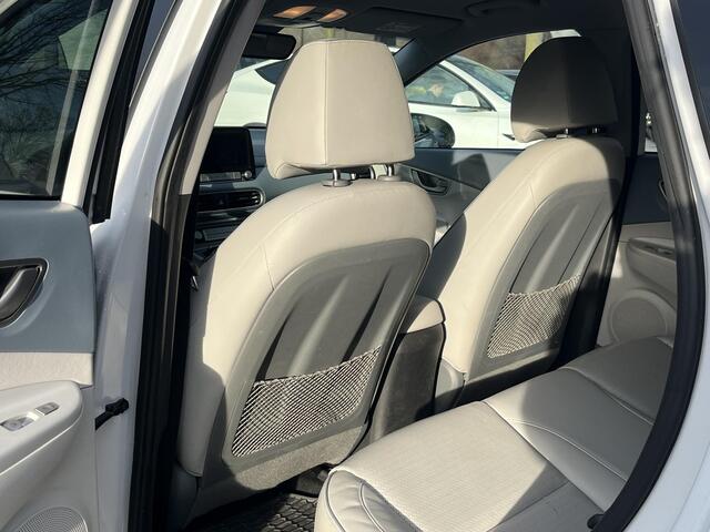 Hyundai Kona EV Premium Sky 64 kWh VAN: ¤20.900,- VOOR: ¤19.440,- UW EINDEJAARSVOORDEEL: ¤2.023,-PANORAMA DAK | 3-FASE | LEDER | STOEL VERWARM, VENTILATIE | CAMERA | RIJKLAAR INCL. 12 MND BOVAG GARANTIE