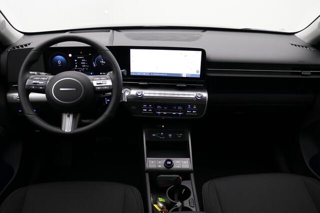 Hyundai Kona Electric Comfort Smart 65.4 kWh / 100% SoH / Warmtepomp / 3-Fase Laden / 1ste eigenaar / HUD / Achteruitrijcamera / Stoel en Stuurverwarming / Elektrische Achterklep / Apple Carplay & Android Auto / Keyless Entry / Fabrieksgarantie tot 24-11-2029 /
