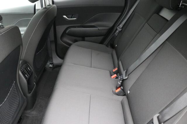 Hyundai Kona Electric Comfort Smart 65.4 kWh / 100% SoH / Warmtepomp / 3-Fase Laden / 1ste eigenaar / HUD / Achteruitrijcamera / Stoel en Stuurverwarming / Elektrische Achterklep / Apple Carplay & Android Auto / Keyless Entry / Fabrieksgarantie tot 24-11-2029 /