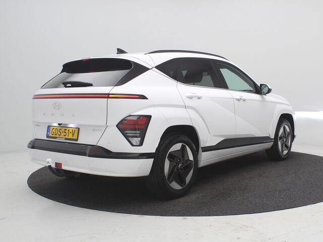 Hyundai Kona Electric Comfort Smart 65.4 kWh / 100% SoH / Warmtepomp / 3-Fase Laden / 1ste eigenaar / HUD / Achteruitrijcamera / Stoel en Stuurverwarming / Elektrische Achterklep / Apple Carplay & Android Auto / Keyless Entry / Fabrieksgarantie tot 24-11-2029 /