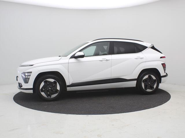 Hyundai Kona Electric Comfort Smart 65.4 kWh / 100% SoH / Warmtepomp / 3-Fase Laden / 1ste eigenaar / HUD / Achteruitrijcamera / Stoel en Stuurverwarming / Elektrische Achterklep / Apple Carplay & Android Auto / Keyless Entry / Fabrieksgarantie tot 24-11-2029 /