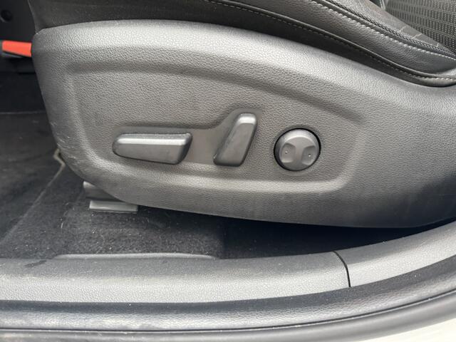 Hyundai Kona EV Premium 64 kWh*Stoelverwarming*Navigatie*Leder*