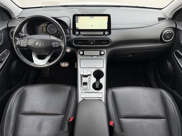 Hyundai Kona Premium 64kWh Automaat / WLTP 449 km / Fabrieksgarantie tot 04-2026 / Accu SoH 100% / Navigatie / HUD / Stuur & Stoelverwarming / Dode hoek detectie / Apple Carplay Android / CCS / cruise control adaptief /
