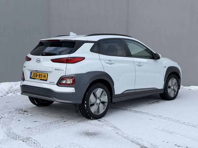 Hyundai Kona Premium 64kWh Automaat / WLTP 449 km / Fabrieksgarantie tot 04-2026 / Accu SoH 100% / Navigatie / HUD / Stuur & Stoelverwarming / Dode hoek detectie / Apple Carplay Android / CCS / cruise control adaptief /