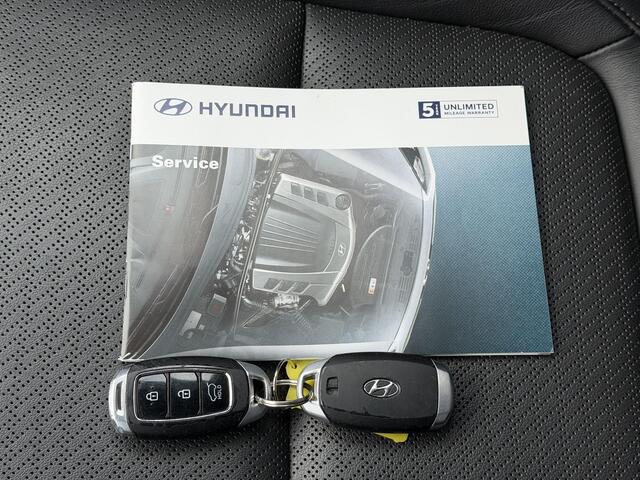 Hyundai Kona Premium 64kWh Automaat / WLTP 449 km / Fabrieksgarantie tot 04-2026 / Accu SoH 100% / Navigatie / HUD / Stuur & Stoelverwarming / Dode hoek detectie / Apple Carplay Android / CCS / cruise control adaptief /