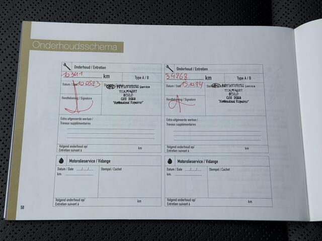 Hyundai Kona Premium 64kWh Automaat / WLTP 449 km / Fabrieksgarantie tot 04-2026 / Accu SoH 100% / Navigatie / HUD / Stuur & Stoelverwarming / Dode hoek detectie / Apple Carplay Android / CCS / cruise control adaptief /