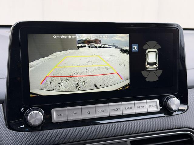 Hyundai Kona Premium 64kWh Automaat / WLTP 449 km / Fabrieksgarantie tot 04-2026 / Accu SoH 100% / Navigatie / HUD / Stuur & Stoelverwarming / Dode hoek detectie / Apple Carplay Android / CCS / cruise control adaptief /