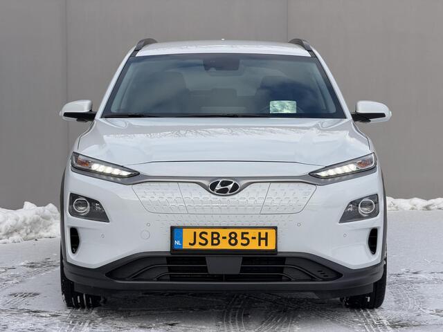 Hyundai Kona Premium 64kWh Automaat / WLTP 449 km / Fabrieksgarantie tot 04-2026 / Accu SoH 100% / Navigatie / HUD / Stuur & Stoelverwarming / Dode hoek detectie / Apple Carplay Android / CCS / cruise control adaptief /