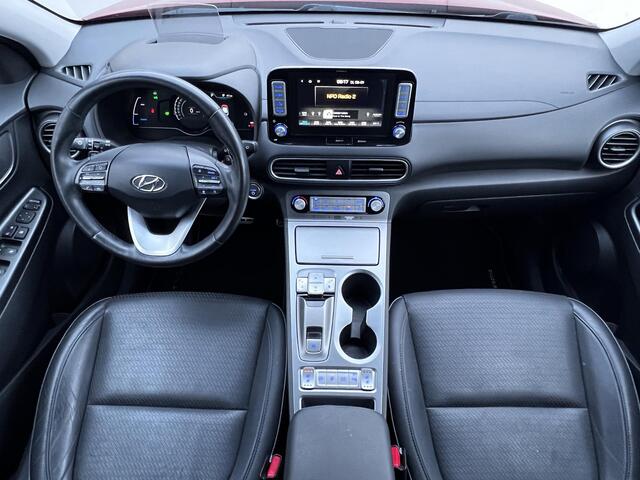 Hyundai Kona EV Premium 64 kWh Automaat / NL auto / Accu SoH 100% / Batterijgarantie 8 jaar 160.000 km / Dealer onderhouden / WLTP 484 km / Warmtepomp / Leder / Navigatie / HUD / Krell audio / Stuur- en stoelverwarming / Stoelventilatie /
