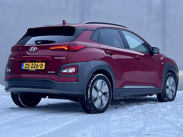 Hyundai Kona EV Premium 64 kWh Automaat / NL auto / Accu SoH 100% / Batterijgarantie 8 jaar 160.000 km / Dealer onderhouden / WLTP 484 km / Warmtepomp / Leder / Navigatie / HUD / Krell audio / Stuur- en stoelverwarming / Stoelventilatie /
