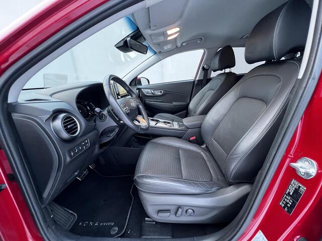 Hyundai Kona EV Premium 64 kWh Automaat / NL auto / Accu SoH 100% / Batterijgarantie 8 jaar 160.000 km / Dealer onderhouden / WLTP 484 km / Warmtepomp / Leder / Navigatie / HUD / Krell audio / Stuur- en stoelverwarming / Stoelventilatie /