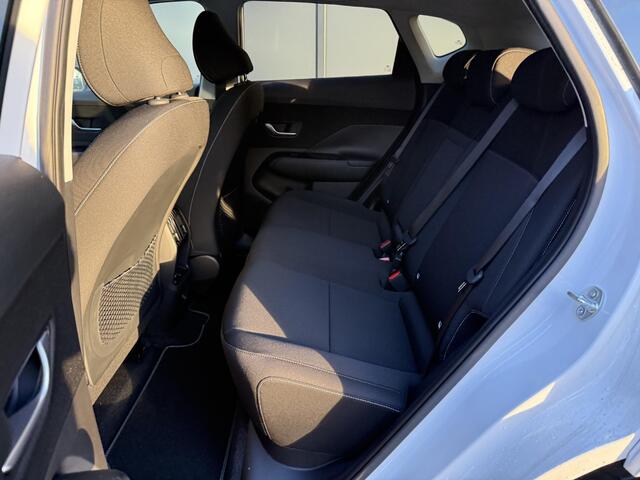 Hyundai Kona Electric Comfort Smart 65.4 kWh / Warmtepomp / Stuur- & Stoelverwarming / Navigatie / Apple Carplay & Android Auto / Vehicle-to-Load (V2L) / Blind-spot Collision Assist / 19" Lichtmetalen Velgen