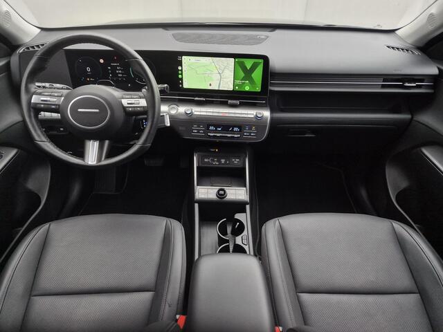 Hyundai Kona 1.6 GDI HEV Premium Automaat / Fabrieksgarantie tot 04-2029 / Trekgewicht 1.300Kg / Stoelverkoeling / Stoelverwarming Voor + Achter / Stuurverwarming / 360 Camera / BOSE Audio / Elektrische achterklep /