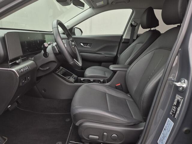 Hyundai Kona 1.6 GDI HEV Premium Automaat / Fabrieksgarantie tot 04-2029 / Trekgewicht 1.300Kg / Stoelverkoeling / Stoelverwarming Voor + Achter / Stuurverwarming / 360 Camera / BOSE Audio / Elektrische achterklep /