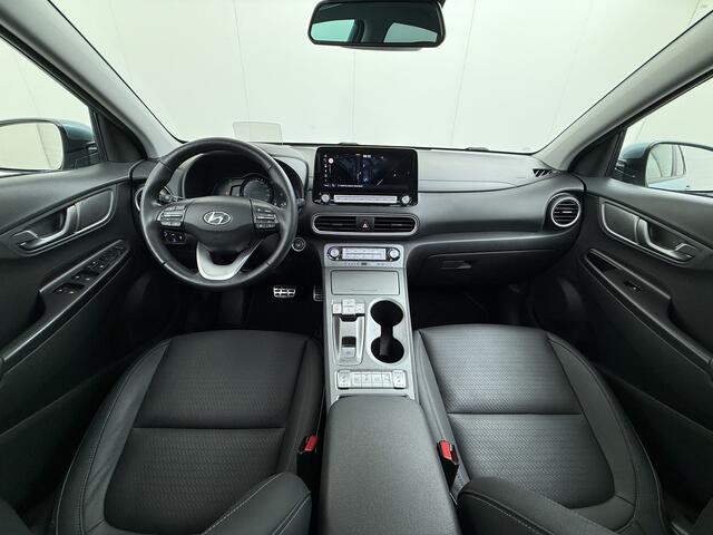 Hyundai Kona EV 64kWh SOH 100% Fase 3 Warmtepomp Leder Schuif-/kanteldak Head-Up Display Adap.Cruise Apple Carplay Android Auto Navi Ecc Camera Pdc Krell®-Audio Limited Keyless Stoelverwarming/Koeling Stuurverwarming Elek.Stoelen Blind Spot Monitoring Lane Assist DAB 