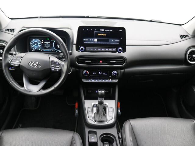 Hyundai Kona 1.6 GDI HEV Premium AUTOMAAT / Lederen kleding / 18" LMV / Navigatie / Stoelen voor met verwarming & Koeling / Parkeersensoren voor & achter / NL auto / Dealer onderhouden /