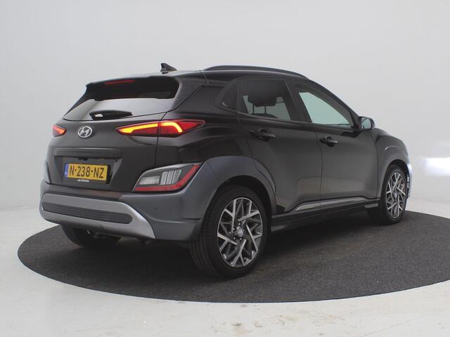 Hyundai Kona 1.6 GDI HEV Premium AUTOMAAT / Lederen kleding / 18" LMV / Navigatie / Stoelen voor met verwarming & Koeling / Parkeersensoren voor & achter / NL auto / Dealer onderhouden /