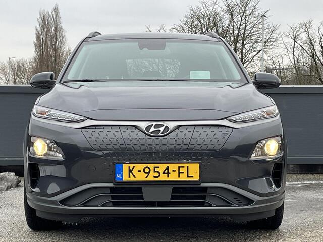 Hyundai Kona EV Fashion 64 kWh | 3-Fase OBC | Head-up Display | Adaptieve cruisecontrol | Geïntegreerde navigatie | Multimedia systeem Apple Carplay & Android Auto |