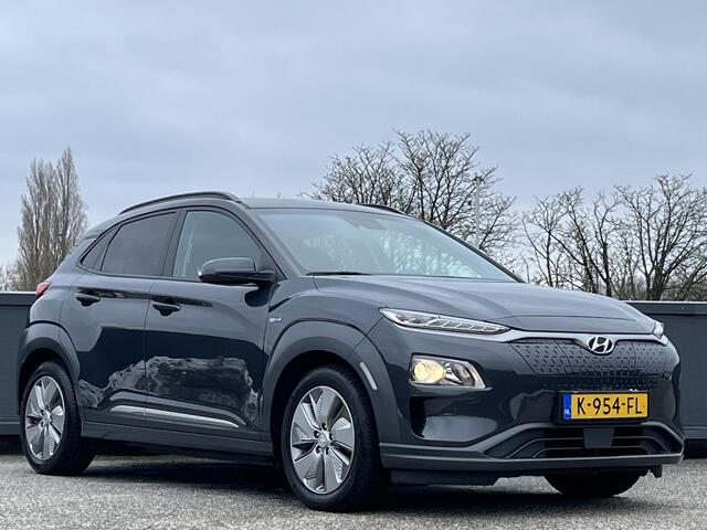 Hyundai Kona EV Fashion 64 kWh | 3-Fase OBC | Head-up Display | Adaptieve cruisecontrol | Geïntegreerde navigatie | Multimedia systeem Apple Carplay & Android Auto |