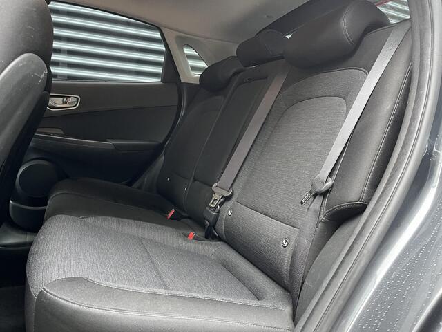 Hyundai Kona EV Fashion 64 kWh | 3-Fase OBC | Head-up Display | Adaptieve cruisecontrol | Geïntegreerde navigatie | Multimedia systeem Apple Carplay & Android Auto |
