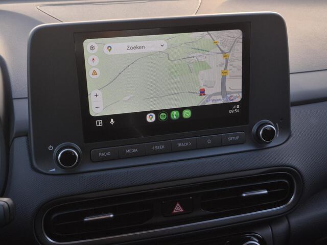 Hyundai Kona 1.6 GDI HEV Comfort Automaat / Dealer onderhouden / Trekhaak afneembaar / Trekgewicht 1300 Kg / Stuur en Stoel verwarming / Navigatie via Apple Carplay Android Auto / Achteruitrijcamera / Draadloze telefoon lader /